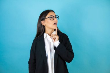 Genç ve güzel bir iş kadını, izole edilmiş mavi bir geçmişi var. Hatayla el ele tutuşup şaşırmış. Hatayı hatırla.