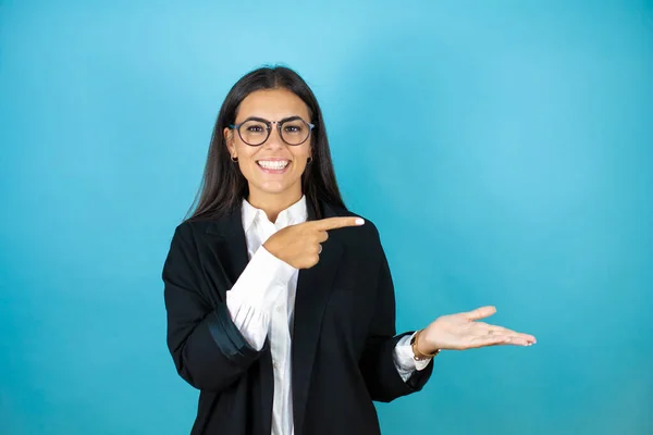 Young Beautiful Business Woman Isolated Blue Background Smiling Showing Pointing — Stock Photo, Image