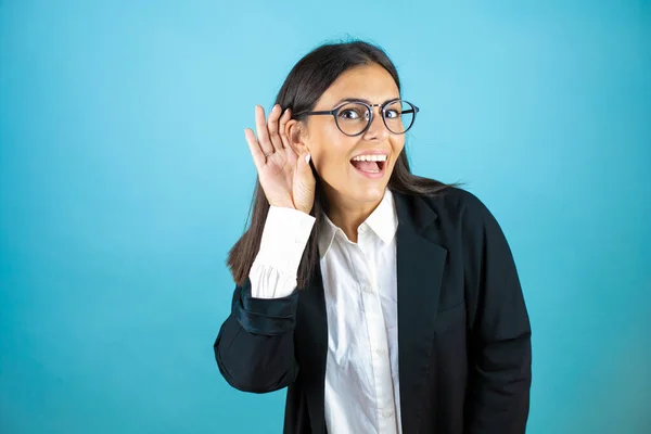 Ung Vacker Affärskvinna Över Isolerad Blå Bakgrund Ler Med Handen — Stockfoto