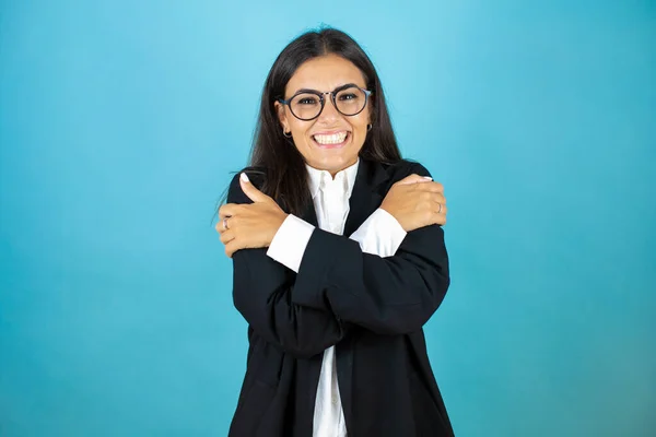 Ung Vacker Affärskvinna Över Isolerad Blå Bakgrund Ler Med Händerna — Stockfoto