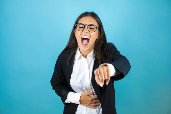 Jonge Mooie Zakenvrouw Geïsoleerde Blauwe Achtergrond Lachen Naar Wijzende Vinger — Stockfoto