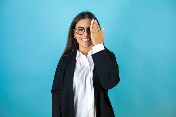 Ung Vacker Affärskvinna Över Isolerad Blå Bakgrund Täcker Ett Öga — Stockfoto