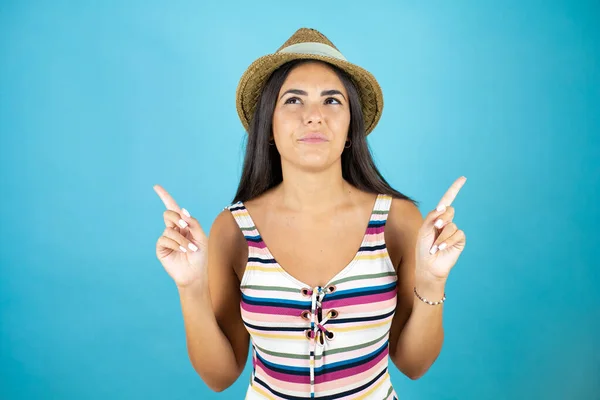 Jovem Mulher Bonita Vestindo Maiô Chapéu Sobre Fundo Azul Isolado — Fotografia de Stock