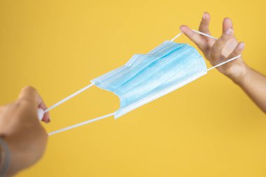 Maske takarak izole edilmiş sarı arka planı ver.