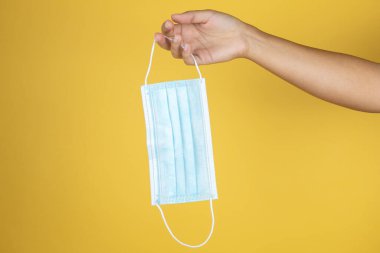 Maske takarak izole edilmiş sarı arka planı ver.