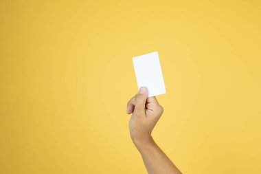 İzole edilmiş sarı arkaplanı beyaz bir kartla teslim et.