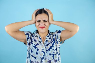 Genç, güzel bir kadın. Deli ve korkmuş. Elleri başında, şoktan korkmuş ve şaşırmış..