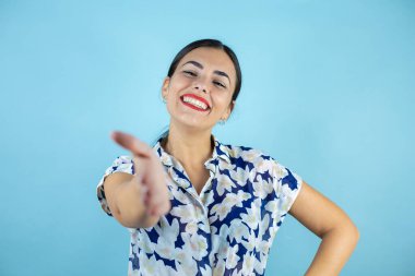 Genç, güzel bir kadın gülümseyerek selamlama ve hoş geldin demek için el sıkışır..