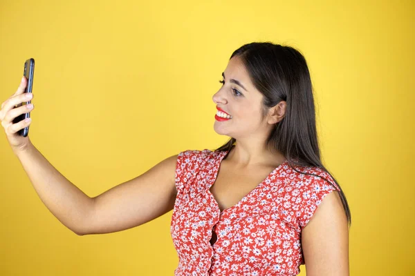 Ung Vacker Kvinna Över Isolerad Gul Bakgrund Selfie Med Sin — Stockfoto