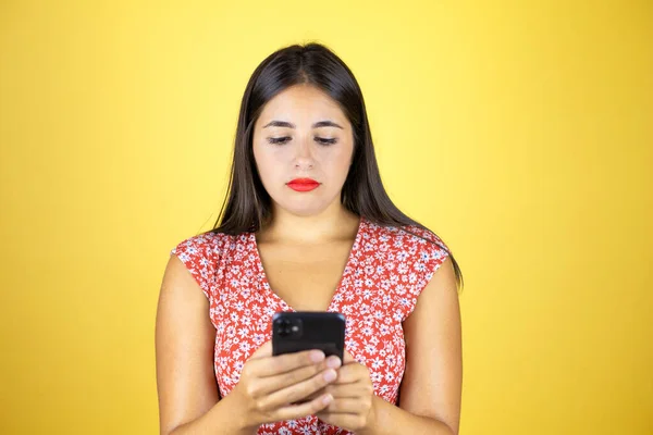 Jong Mooi Vrouw Geïsoleerd Geel Achtergrond Sms Met Haar Telefoon — Stockfoto