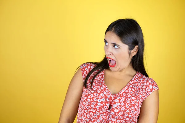 Jovem Bela Mulher Sobre Fundo Amarelo Isolado Com Medo Chocado — Fotografia de Stock