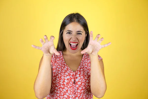 Joven Hermosa Mujer Sobre Aislado Amarillo Fondo Sonriendo Divertido Haciendo — Foto de Stock