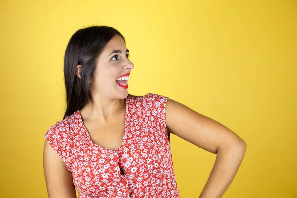 Jovem Bela Mulher Sobre Isolado Fundo Amarelo Sorrindo Olhando Lado — Fotografia de Stock