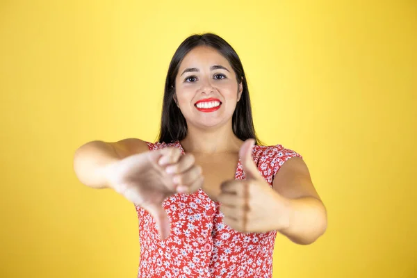 Jovem Bela Mulher Sobre Isolado Fundo Amarelo Fazendo Chamada Gesto — Fotografia de Stock