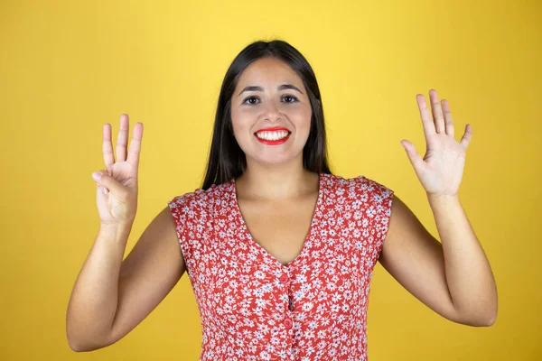 Jovem Bela Mulher Sobre Fundo Amarelo Isolado Mostrando Apontando Para — Fotografia de Stock