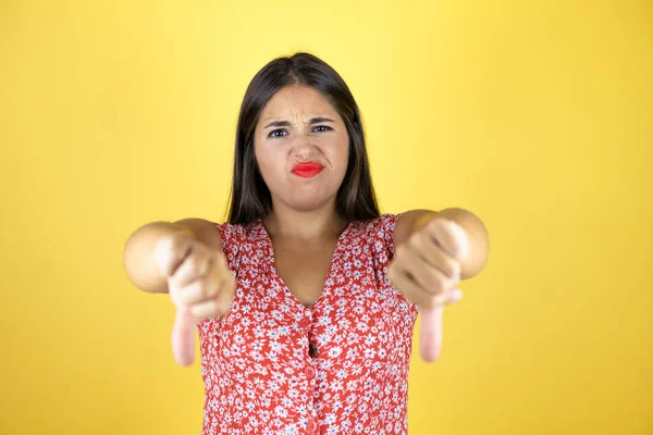 Güzel Bir Kadın Izole Edilmiş Sarı Bir Arka Planda Kızgın — Stok fotoğraf