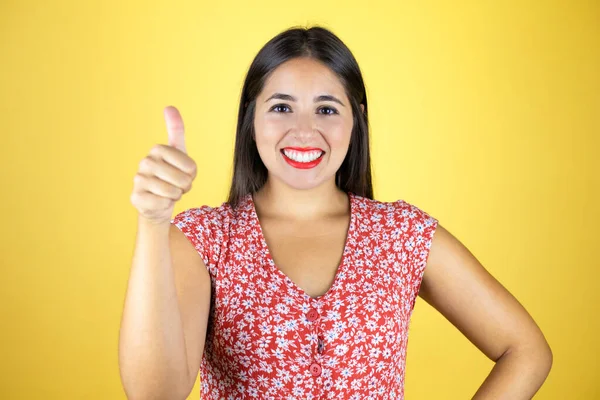 Jovem Bela Mulher Sobre Isolado Fundo Amarelo Sorrindo Fazendo Sinal — Fotografia de Stock