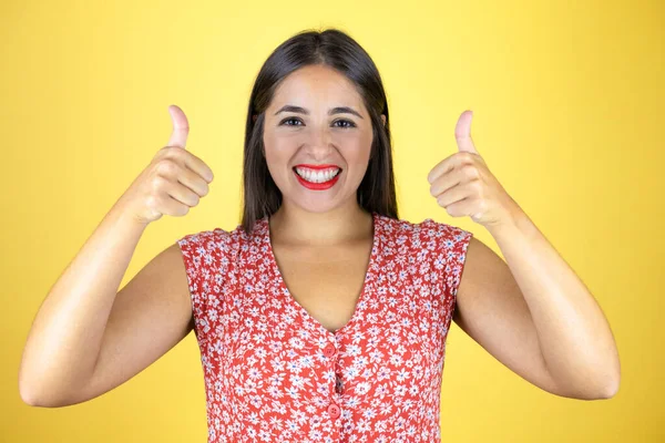 Jovem Bela Mulher Sobre Isolado Fundo Amarelo Sorrindo Fazendo Sinal — Fotografia de Stock