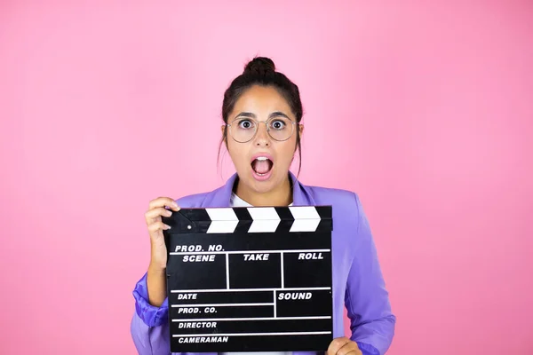 Young Beautiful Business Woman Isolated Pink Background Surprised Holding Clapperboard — Stock Photo, Image