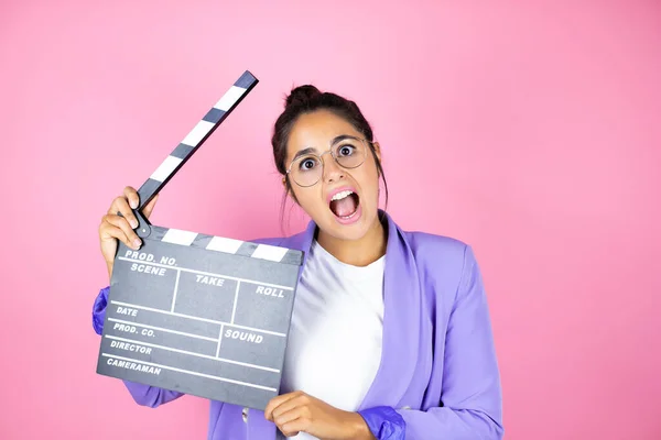 Young Beautiful Business Woman Isolated Pink Background Holding Clapperboard Very — Stock Photo, Image