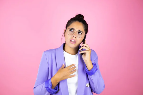 Junge Schöne Geschäftsfrau Vor Isoliertem Rosa Hintergrund Telefoniert Mit Verwirrtem — Stockfoto