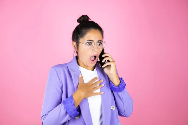 Ung Vacker Affärskvinna Över Isolerade Rosa Bakgrund Talar Telefon Med — Stockfoto