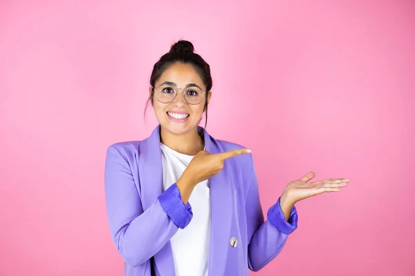 Young Beautiful Business Woman Isolated Pink Background Smiling Showing Pointing — Stock Photo, Image