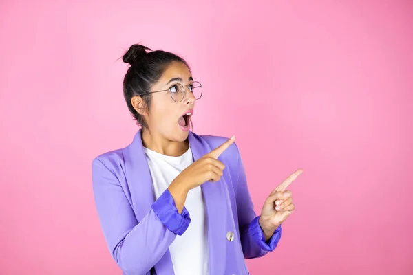 Jovem Bela Mulher Negócios Sobre Isolado Fundo Rosa Surpreso Olhando — Fotografia de Stock