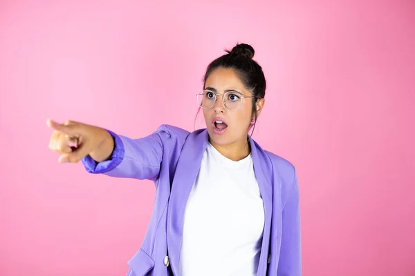 Young Beautiful Business Woman Isolated Pink Background Pointing Finger Surprised — Stock Photo, Image