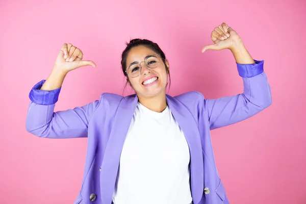 Jovem Mulher Negócios Bonita Sobre Fundo Rosa Isolado Olhando Confiante — Fotografia de Stock