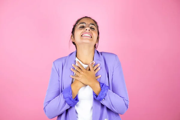 Giovane Bella Donna Affari Isolato Sfondo Rosa Sorridente Con Mani — Foto Stock