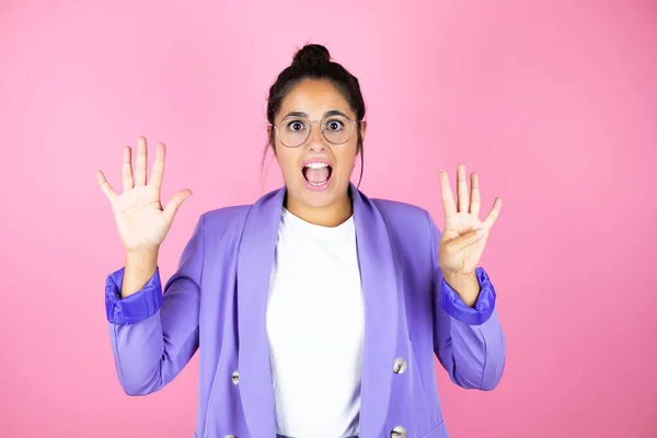 Young Beautiful Business Woman Isolated Pink Background Showing Pointing Fingers — Stock Photo, Image