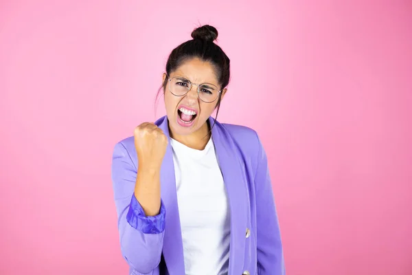 Jovem Mulher Negócios Bonita Sobre Fundo Rosa Isolado Irritado Louco — Fotografia de Stock