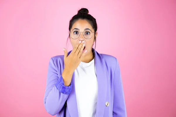 Junge Schöne Geschäftsfrau Über Isolierten Rosa Hintergrund Überrascht Bedeckt Ihren — Stockfoto