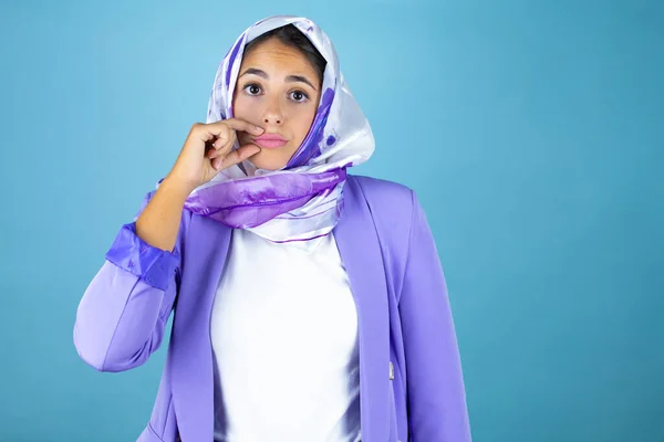 Jeune Belle Femme Arabe Portant Hijab Islamique Sur Fond Bleu — Photo