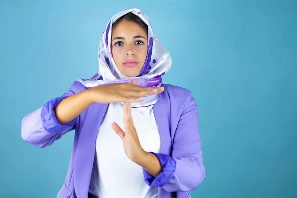 Jovem Bela Mulher Árabe Vestindo Hijab Islâmico Sobre Fundo Azul — Fotografia de Stock