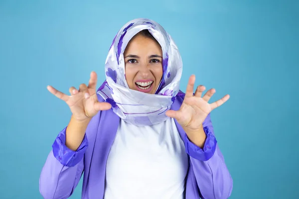 Jovem Bela Mulher Árabe Vestindo Hijab Islâmico Sobre Fundo Azul — Fotografia de Stock