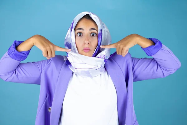 Jeune Belle Femme Arabe Portant Hijab Islamique Sur Fond Bleu — Photo