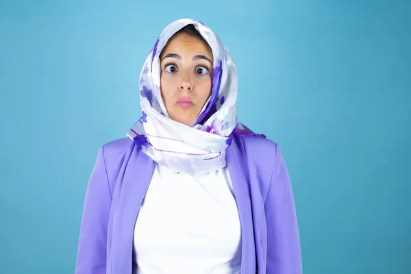 Jonge Mooie Arabische Vrouw Dragen Islamitische Hijab Geïsoleerde Blauwe Achtergrond — Stockfoto