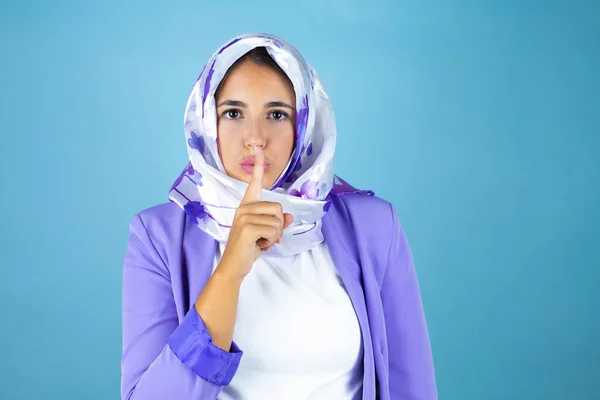 Jovem Mulher Árabe Bonita Vestindo Hijab Islâmico Sobre Fundo Azul — Fotografia de Stock