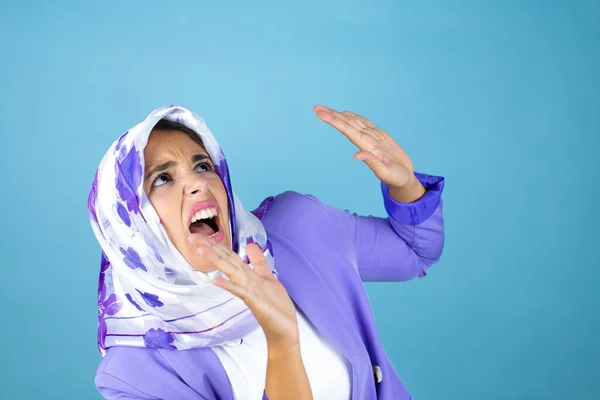 Jonge Mooie Arabische Vrouw Dragen Islamitische Hijab Geïsoleerde Blauwe Achtergrond — Stockfoto