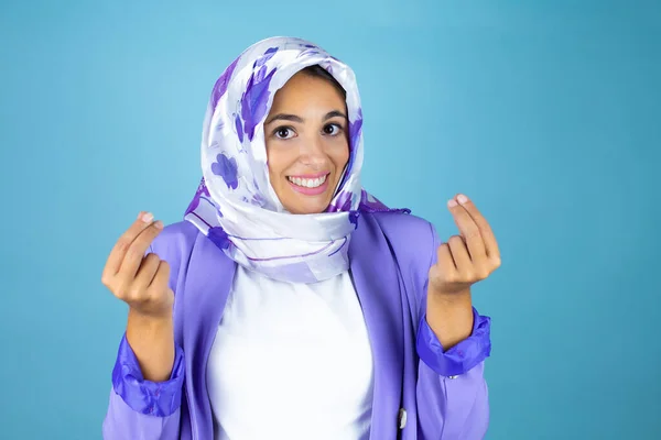 Junge Schöne Arabische Frau Trägt Islamischen Hidschab Über Isoliertem Blauem — Stockfoto