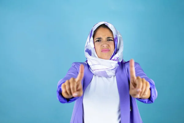 Junge Schöne Arabische Frau Trägt Islamischen Hijab Über Isoliertem Blauem — Stockfoto