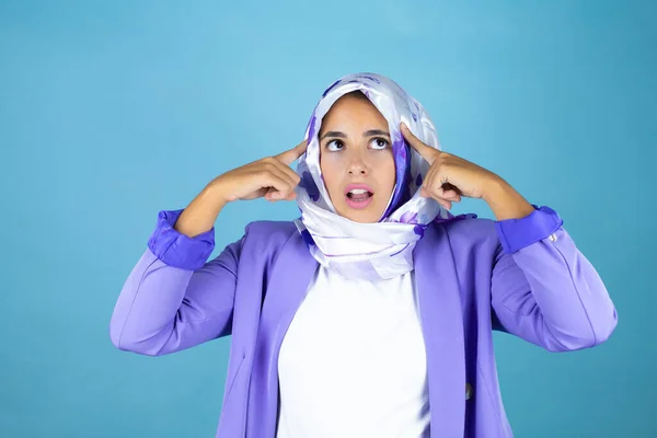 Jonge Mooie Arabische Vrouw Draagt Islamitische Hijab Geïsoleerde Blauwe Achtergrond — Stockfoto