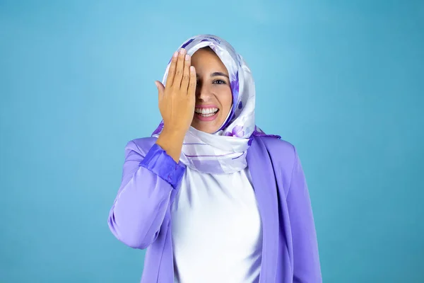 Joven Mujer Árabe Hermosa Con Hiyab Islámico Sobre Fondo Azul — Foto de Stock