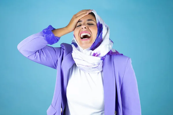Jonge Mooie Arabische Vrouw Draagt Islamitische Hijab Geïsoleerde Blauwe Achtergrond — Stockfoto