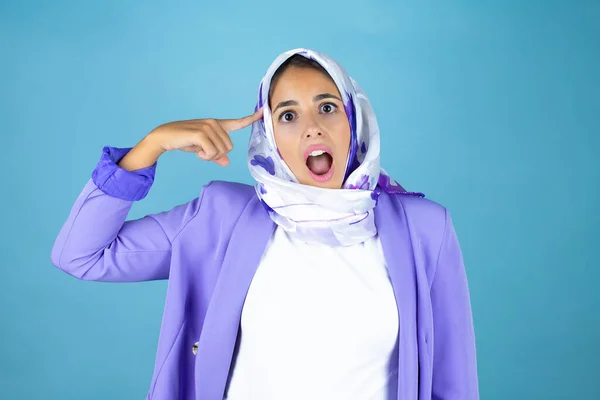 Jeune Belle Femme Arabe Portant Hijab Islamique Sur Fond Bleu — Photo