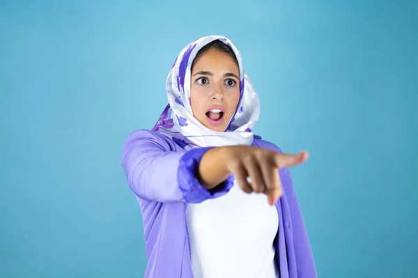 Junge Schöne Arabische Frau Trägt Islamischen Hijab Über Isolierten Blauen — Stockfoto