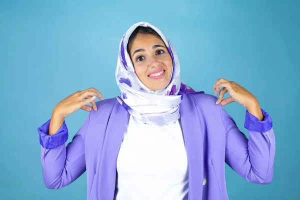 Young Beautiful Arab Woman Wearing Islamic Hijab Isolated Blue Background — Stock Photo, Image