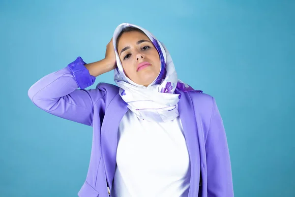 Junge Schöne Arabische Frau Trägt Islamischen Hijab Über Isoliertem Blauem — Stockfoto